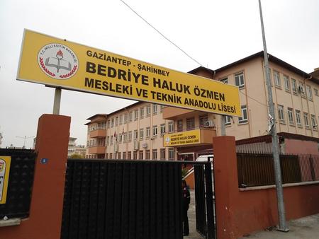 OKULUMUZUN TARİHÇESİ   Okulumuz ilk defa 1942–1943 öğretim yılında Atatürk Bulvarında, şimdiki Arı Sineması’nın yerinde, eski durumuyla Ali KAYAALP’ın.