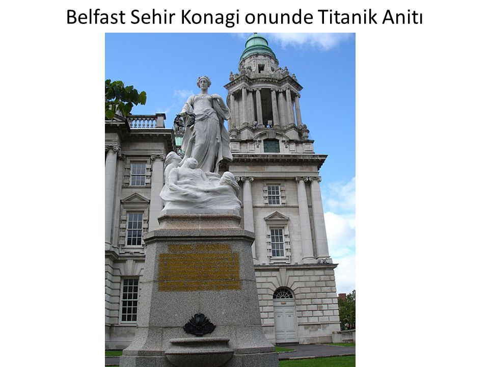 Belfast Sehir Konagi onunde Titanik Anitı