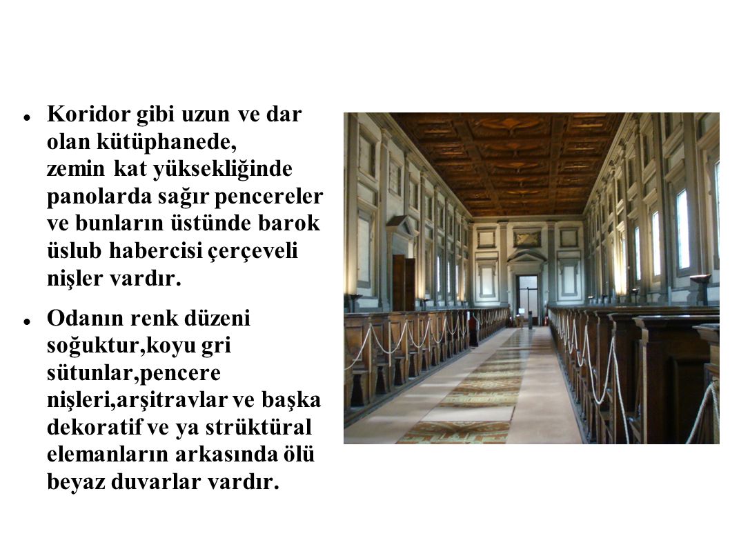 Koridor gibi uzun ve dar olan kütüphanede, zemin kat yüksekliğinde panolarda sağır pencereler ve bunların üstünde barok üslub habercisi çerçeveli nişler vardır.