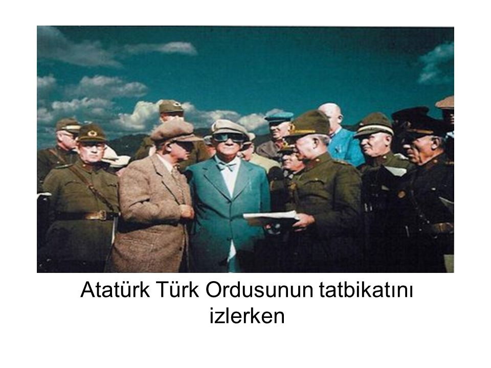 Atatürk Türk Ordusunun tatbikatını izlerken