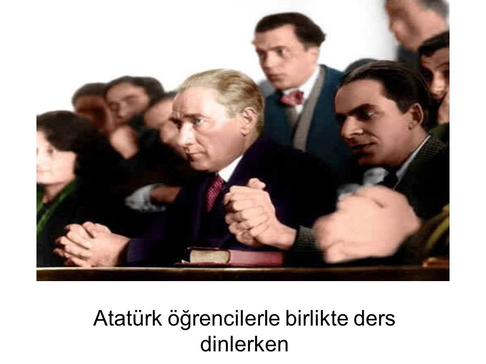 Atatürk öğrencilerle birlikte ders dinlerken