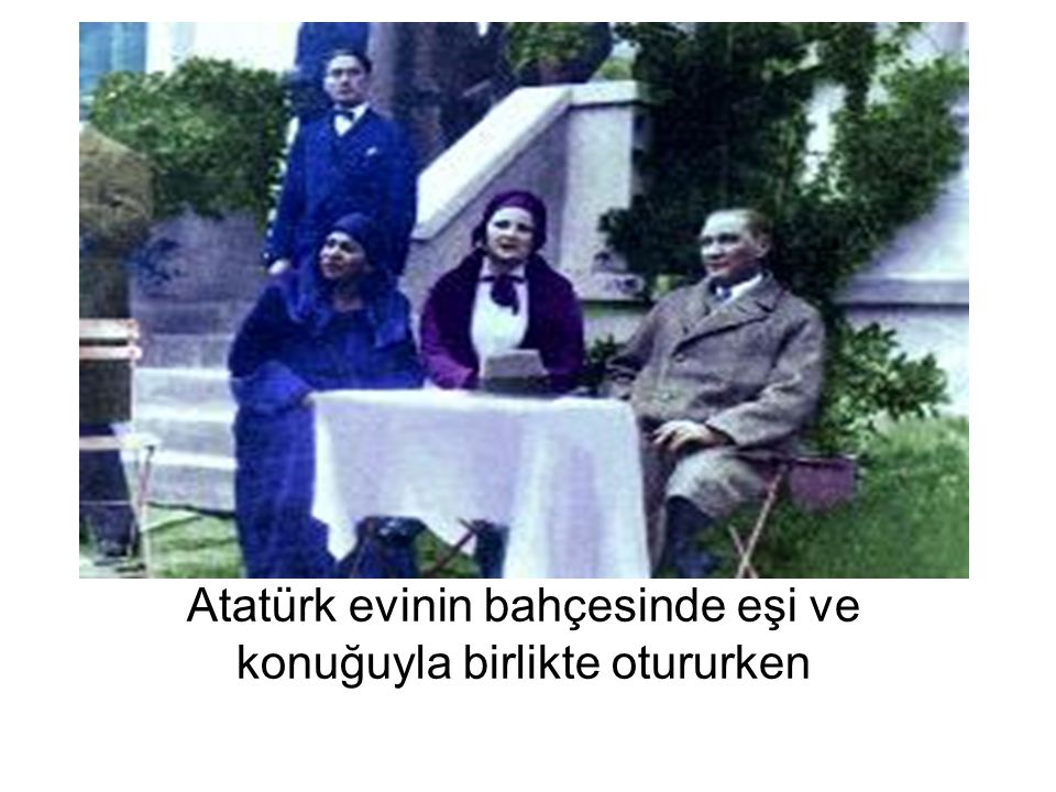 Atatürk evinin bahçesinde eşi ve konuğuyla birlikte otururken