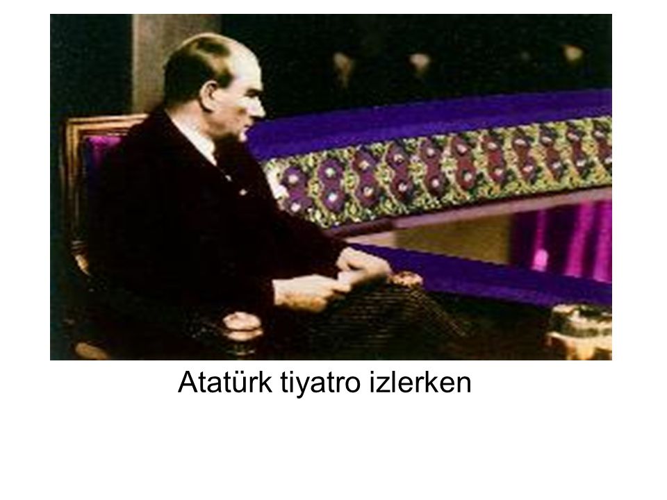 Atatürk tiyatro izlerken