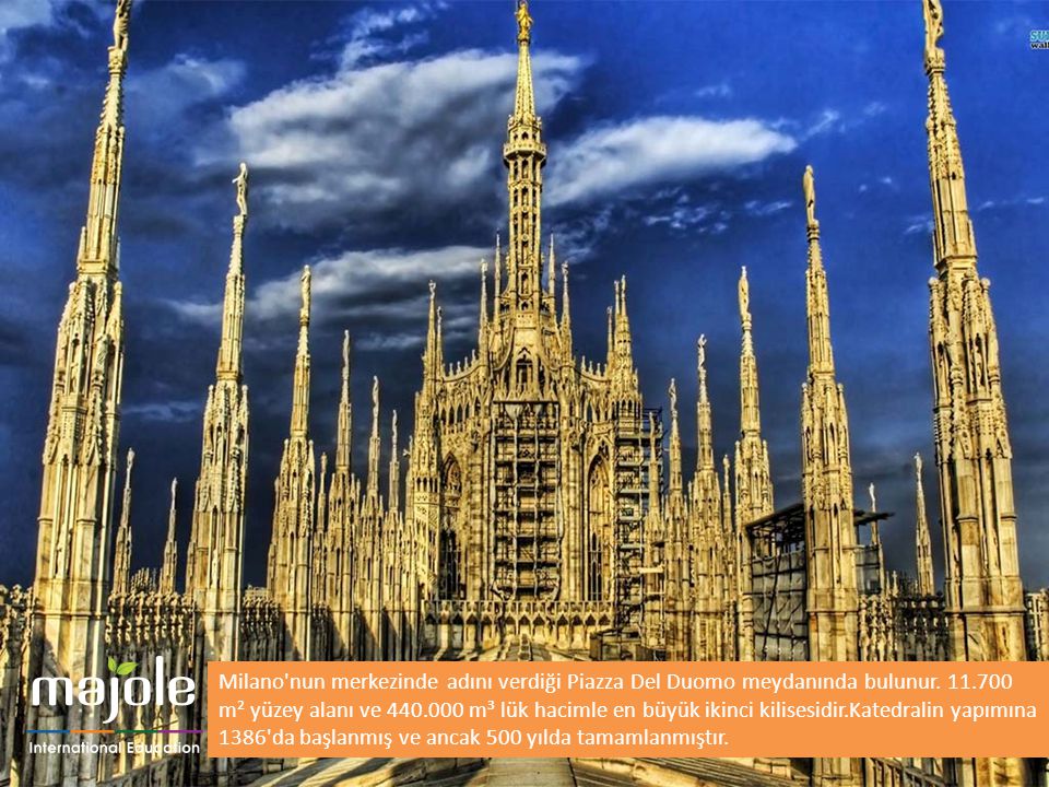 Milano nun merkezinde adını verdiği Piazza Del Duomo meydanında bulunur.