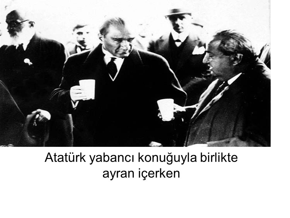 Atatürk yabancı konuğuyla birlikte ayran içerken