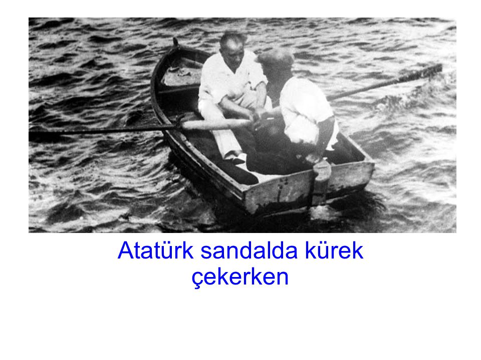 Atatürk sandalda kürek çekerken