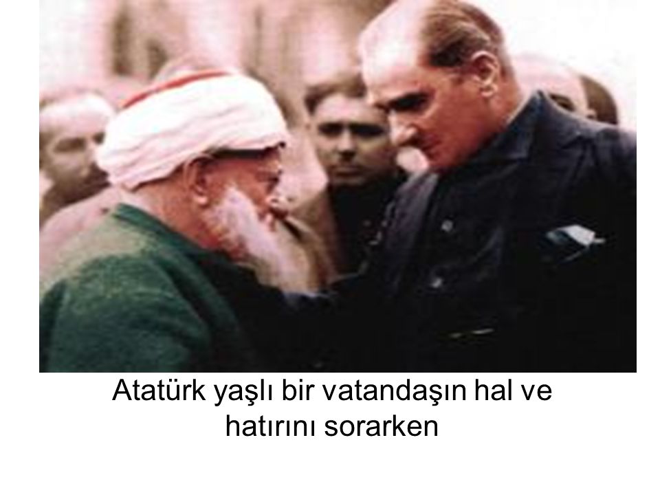 Atatürk yaşlı bir vatandaşın hal ve hatırını sorarken