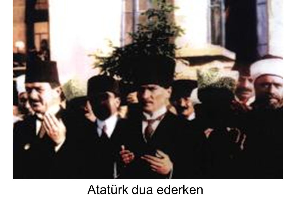 Atatürk dua ederken
