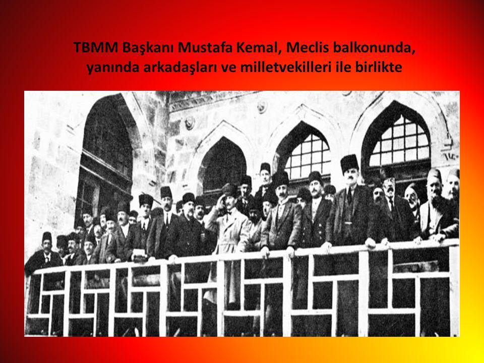TBMM Başkanı Mustafa Kemal, Meclis balkonunda, yanında arkadaşları ve milletvekilleri ile birlikte