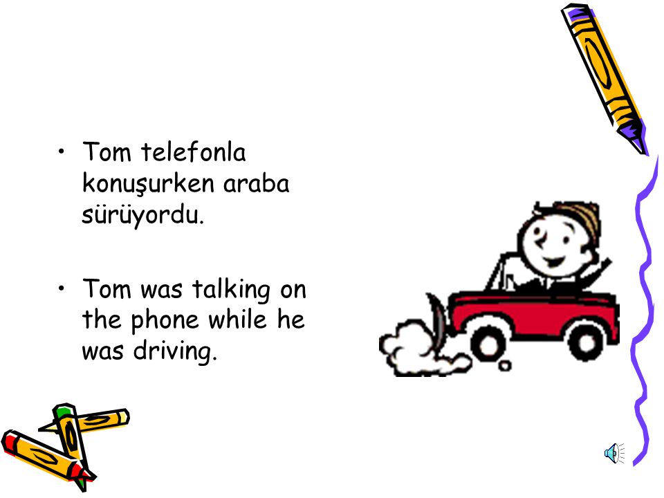 Tom telefonla konuşurken araba sürüyordu.