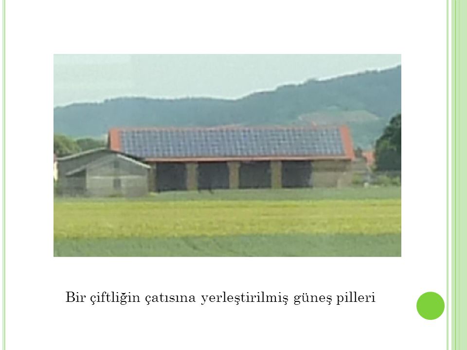Bir çiftliğin çatısına yerleştirilmiş güneş pilleri