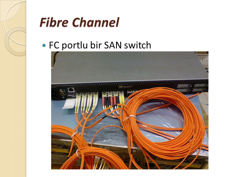 Fibre Channel FC portlu bir SAN switch
