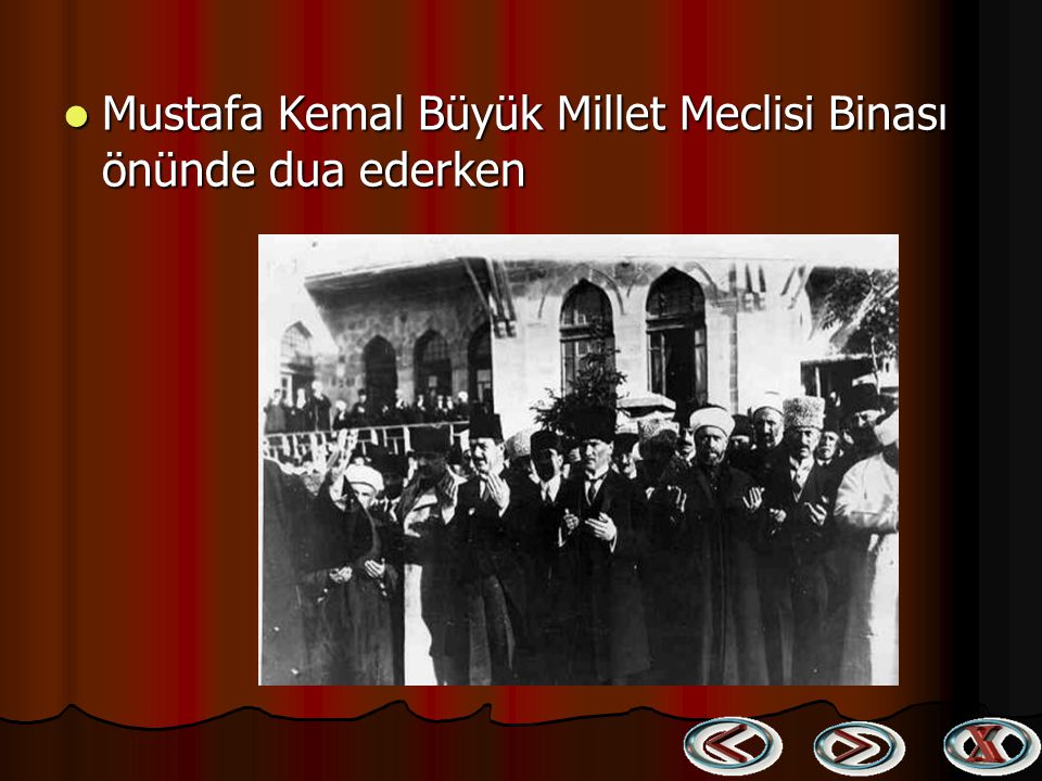 Mustafa Kemal Büyük Millet Meclisi Binası önünde dua ederken