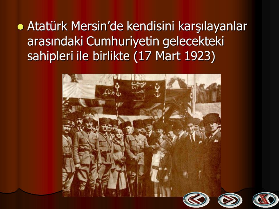 Atatürk Mersin’de kendisini karşılayanlar arasındaki Cumhuriyetin gelecekteki sahipleri ile birlikte (17 Mart 1923)