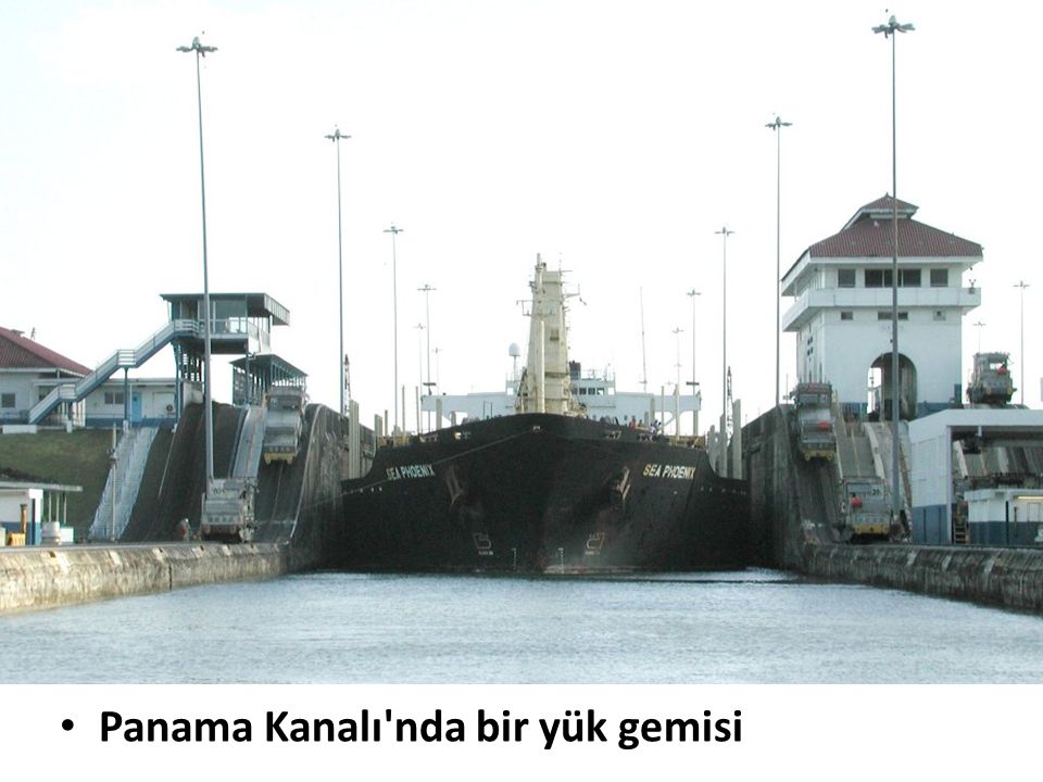 Panama Kanalı nda bir yük gemisi