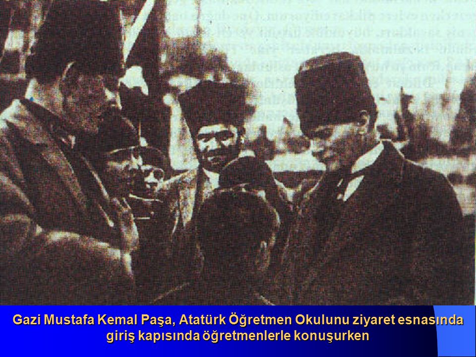 Gazi Mustafa Kemal Paşa, Atatürk Öğretmen Okulunu ziyaret esnasında giriş kapısında öğretmenlerle konuşurken