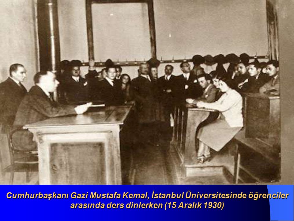 Cumhurbaşkanı Gazi Mustafa Kemal, İstanbul Üniversitesinde öğrenciler arasında ders dinlerken (15 Aralık 1930)