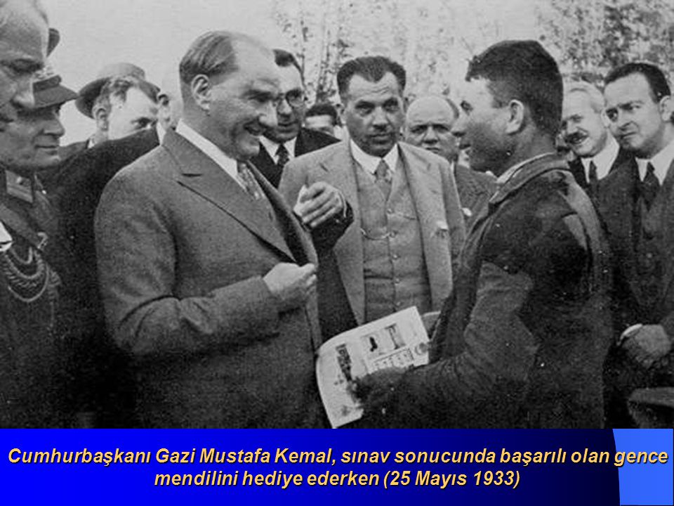 Cumhurbaşkanı Gazi Mustafa Kemal, sınav sonucunda başarılı olan gence mendilini hediye ederken (25 Mayıs 1933)