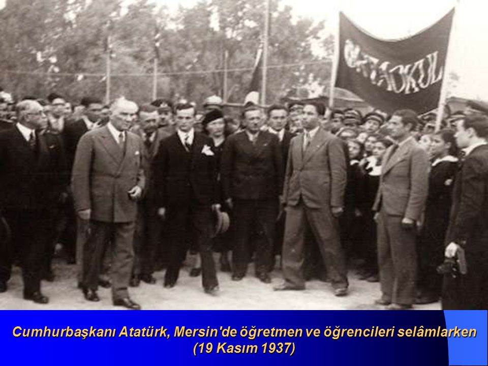 Cumhurbaşkanı Atatürk, Mersin de öğretmen ve öğrencileri selâmlarken (19 Kasım 1937)