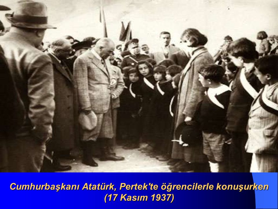 Cumhurbaşkanı Atatürk, Pertek te öğrencilerle konuşurken (17 Kasım 1937)