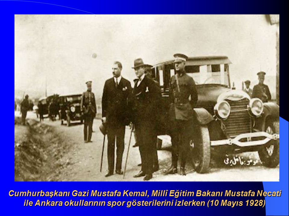 Cumhurbaşkanı Gazi Mustafa Kemal, Millî Eğitim Bakanı Mustafa Necati ile Ankara okullarının spor gösterilerini izlerken (10 Mayıs 1928)