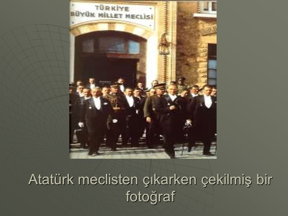 Atatürk meclisten çıkarken çekilmiş bir fotoğraf