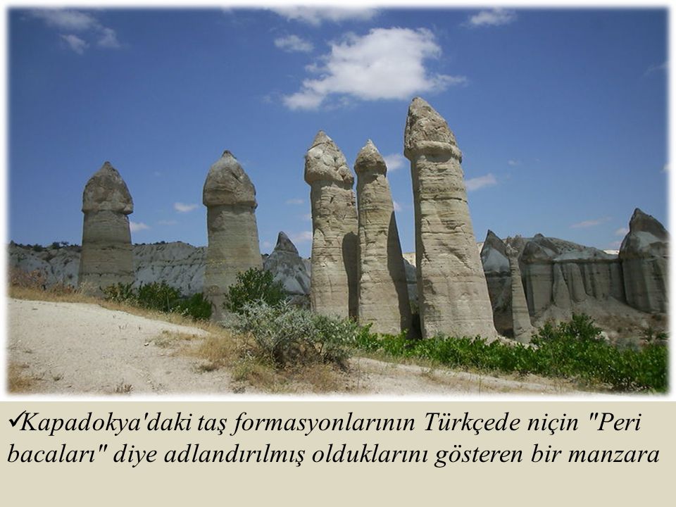 Kapadokya daki taş formasyonlarının Türkçede niçin Peri bacaları diye adlandırılmış olduklarını gösteren bir manzara
